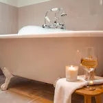 펜션 Riverside And *